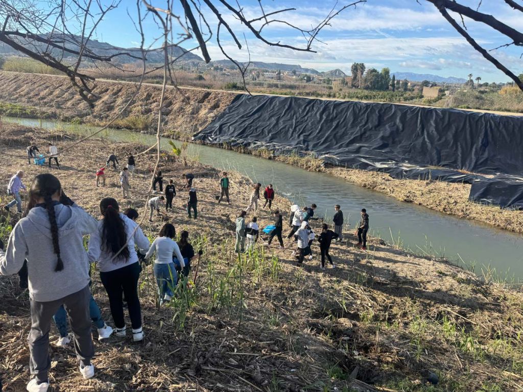 charlas educativas y acciones de restauración en el río