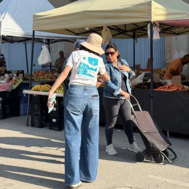 Revive el Segura acerca el río a la ciudadanía en mercados y ferias locales El programa Revive el Segura continúa acercando el río a la ciudadanía a través de su participación en distintos espacios públicos de la Vega del Segura, como mercados semanales y ferias culturales, fomentando el conocimiento del territorio y la implicación activa de la población en su cuidado. A lo largo de las últimas semanas, el equipo de educación ambiental ha estado presente en municipios como Calasparra, Cieza, Blanca, Archena, Abarán, Lorquí y Ceutí, compartiendo con vecinos y vecinas un espacio cercano de información, diálogo y encuentro en torno al río Segura y su recuperación ambiental. Estas acciones han permitido generar un contacto directo con la ciudadanía, escuchando inquietudes y promoviendo una mirada más consciente sobre el estado del río. En estos encuentros, se ha dado a conocer el trabajo que impulsa la Confederación Hidrográfica del Segura para la restauración del bosque de ribera y la eliminación de la caña común, explicando de forma cercana las actuaciones que se están llevando a cabo para mejorar el estado ecológico del río. Al mismo tiempo, estas acciones han permitido recoger testimonios, recuerdos y vivencias de muchas personas cuya historia está estrechamente ligada al Segura, reforzando así el valor social y cultural del río. La acogida en todos los municipios ha sido muy positiva, con un alto grado de interés, participación y reconocimiento hacia el proyecto, generando conversaciones que refuerzan el vínculo entre la ciudadanía y su entorno fluvial. Además de los mercados semanales, el programa también ha estado presente en la Feria del Libro de Ulea y en el Flora Fest de Cieza, ampliando estos espacios de encuentro hacia ámbitos culturales donde el río también se convierte en protagonista de la conversación, la memoria y la identidad del territorio. Estas acciones forman parte del compromiso de Revive el Segura por seguir creando espacios de proximidad, escucha y participación ciudadana a lo largo de todo el territorio. Porque el río también es memoria, identidad y futuro compartido.