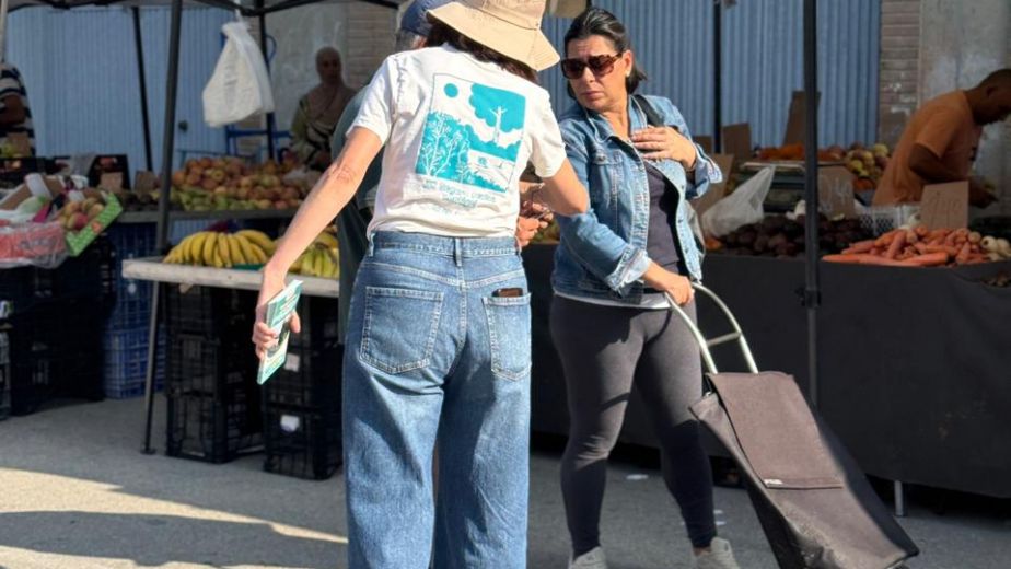 Revive el Segura acerca el río a la ciudadanía en mercados y ferias locales El programa Revive el Segura continúa acercando el río a la ciudadanía a través de su participación en distintos espacios públicos de la Vega del Segura, como mercados semanales y ferias culturales, fomentando el conocimiento del territorio y la implicación activa de la población en su cuidado. A lo largo de las últimas semanas, el equipo de educación ambiental ha estado presente en municipios como Calasparra, Cieza, Blanca, Archena, Abarán, Lorquí y Ceutí, compartiendo con vecinos y vecinas un espacio cercano de información, diálogo y encuentro en torno al río Segura y su recuperación ambiental. Estas acciones han permitido generar un contacto directo con la ciudadanía, escuchando inquietudes y promoviendo una mirada más consciente sobre el estado del río. En estos encuentros, se ha dado a conocer el trabajo que impulsa la Confederación Hidrográfica del Segura para la restauración del bosque de ribera y la eliminación de la caña común, explicando de forma cercana las actuaciones que se están llevando a cabo para mejorar el estado ecológico del río. Al mismo tiempo, estas acciones han permitido recoger testimonios, recuerdos y vivencias de muchas personas cuya historia está estrechamente ligada al Segura, reforzando así el valor social y cultural del río. La acogida en todos los municipios ha sido muy positiva, con un alto grado de interés, participación y reconocimiento hacia el proyecto, generando conversaciones que refuerzan el vínculo entre la ciudadanía y su entorno fluvial. Además de los mercados semanales, el programa también ha estado presente en la Feria del Libro de Ulea y en el Flora Fest de Cieza, ampliando estos espacios de encuentro hacia ámbitos culturales donde el río también se convierte en protagonista de la conversación, la memoria y la identidad del territorio. Estas acciones forman parte del compromiso de Revive el Segura por seguir creando espacios de proximidad, escucha y participación ciudadana a lo largo de todo el territorio. Porque el río también es memoria, identidad y futuro compartido.