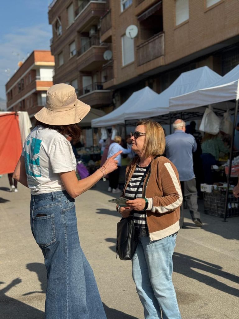 Revive el Segura acerca el río a la ciudadanía en mercados y ferias locales
El programa Revive el Segura continúa acercando el río a la ciudadanía a través de su participación en distintos espacios públicos de la Vega del Segura, como mercados semanales y ferias culturales, fomentando el conocimiento del territorio y la implicación activa de la población en su cuidado.
A lo largo de las últimas semanas, el equipo de educación ambiental ha estado presente en municipios como Calasparra, Cieza, Blanca, Archena, Abarán, Lorquí y Ceutí, compartiendo con vecinos y vecinas un espacio cercano de información, diálogo y encuentro en torno al río Segura y su recuperación ambiental. Estas acciones han permitido generar un contacto directo con la ciudadanía, escuchando inquietudes y promoviendo una mirada más consciente sobre el estado del río.
En estos encuentros, se ha dado a conocer el trabajo que impulsa la Confederación Hidrográfica del Segura para la restauración del bosque de ribera y la eliminación de la caña común, explicando de forma cercana las actuaciones que se están llevando a cabo para mejorar el estado ecológico del río. Al mismo tiempo, estas acciones han permitido recoger testimonios, recuerdos y vivencias de muchas personas cuya historia está estrechamente ligada al Segura, reforzando así el valor social y cultural del río.
La acogida en todos los municipios ha sido muy positiva, con un alto grado de interés, participación y reconocimiento hacia el proyecto, generando conversaciones que refuerzan el vínculo entre la ciudadanía y su entorno fluvial.
Además de los mercados semanales, el programa también ha estado presente en la Feria del Libro de Ulea y en el Flora Fest de Cieza, ampliando estos espacios de encuentro hacia ámbitos culturales donde el río también se convierte en protagonista de la conversación, la memoria y la identidad del territorio.
Estas acciones forman parte del compromiso de Revive el Segura por seguir creando espacios de proximidad, escucha y participación ciudadana a lo largo de todo el territorio.
Porque el río también es memoria, identidad y futuro compartido.